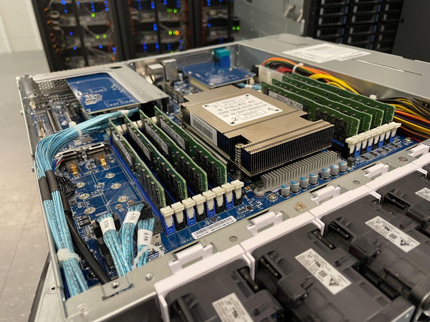 Внутренности тестового сервера GIGABYTE с процессором Ampere Altra