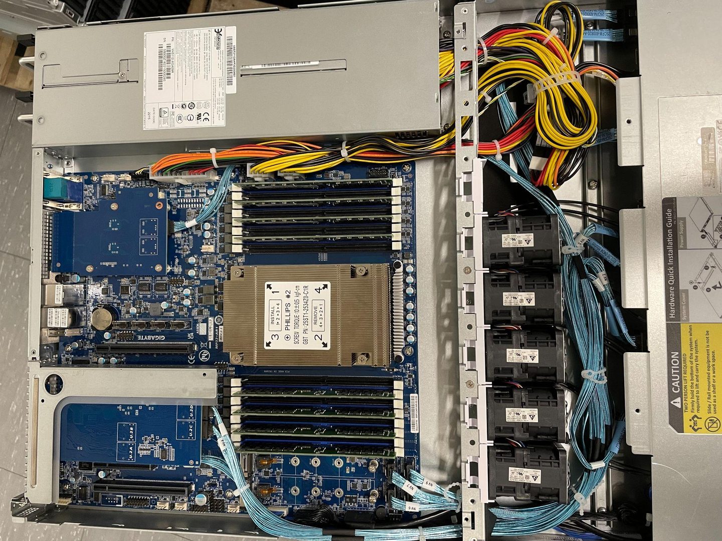 Вид сверху на материнскую плату и компоненты сервера GIGABYTE E252-P30