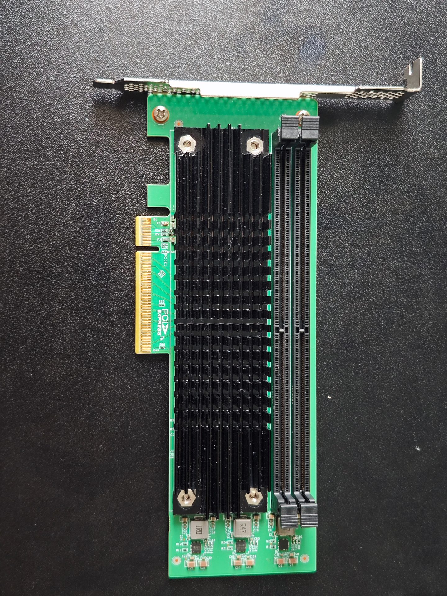 CXL-экспандер памяти с двумя DIMM-слотами на плате PCIe